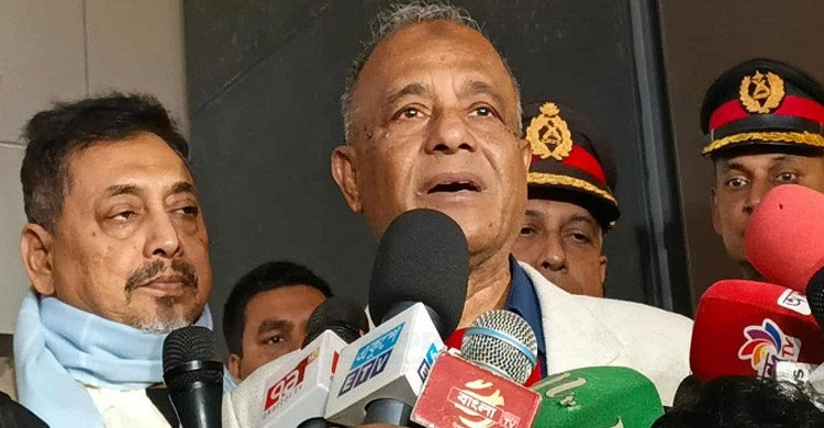 সীমান্ত দিয়ে অবৈধ অস্ত্র ঢুকছে, কঠোর নজরদারি চলছে: স্বরাষ্ট্র উপদেষ্টা